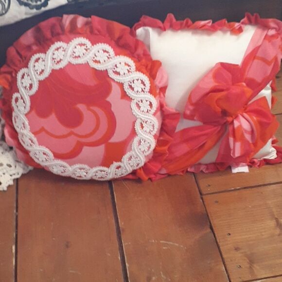 Georgous set of 2 decorator accent pillows. - Picture 1 of 7